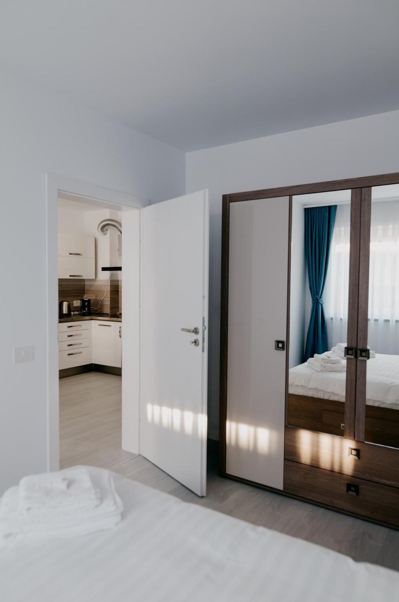 Royal Blue Property Oradea Ngoại thất bức ảnh