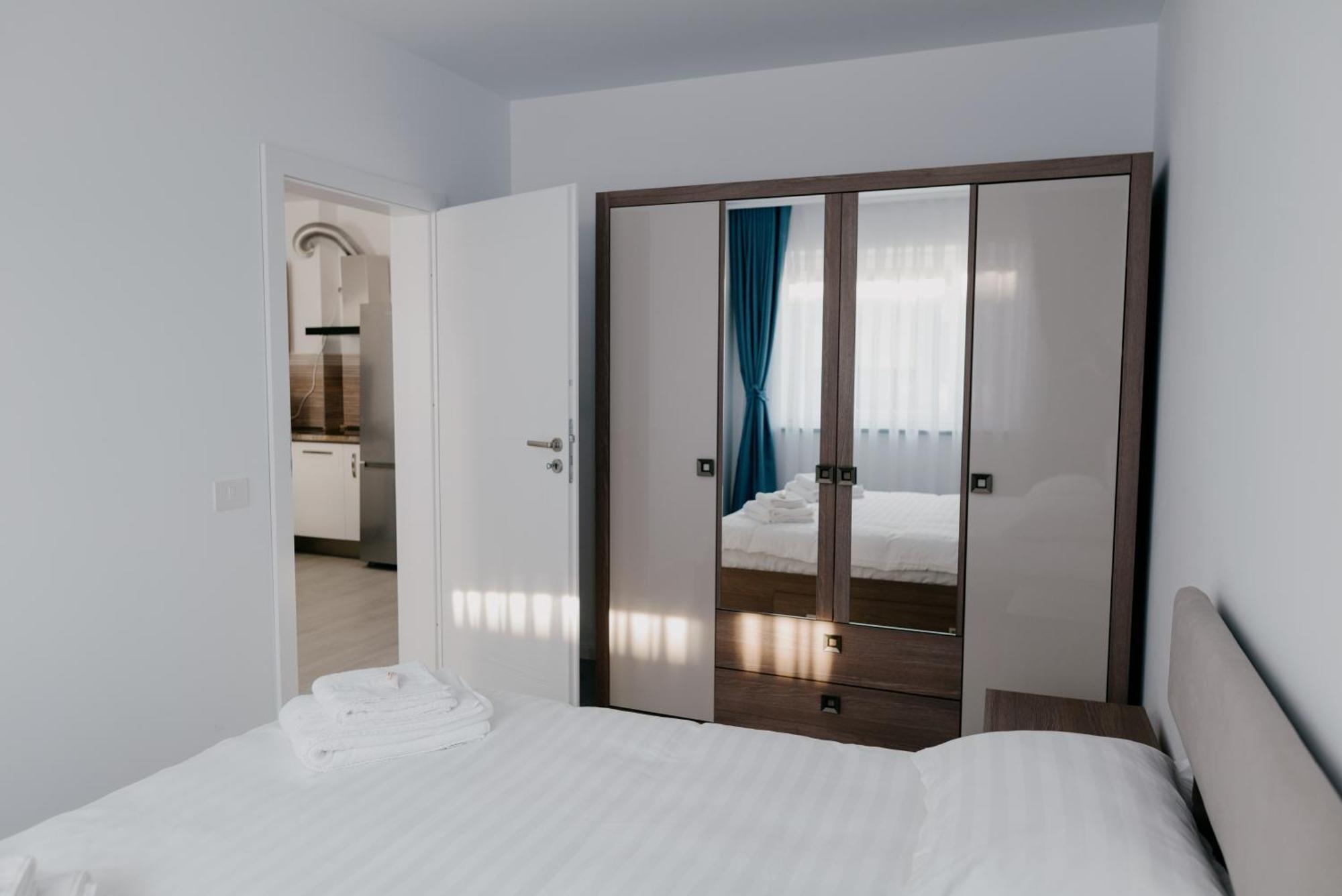 Royal Blue Property Oradea Ngoại thất bức ảnh