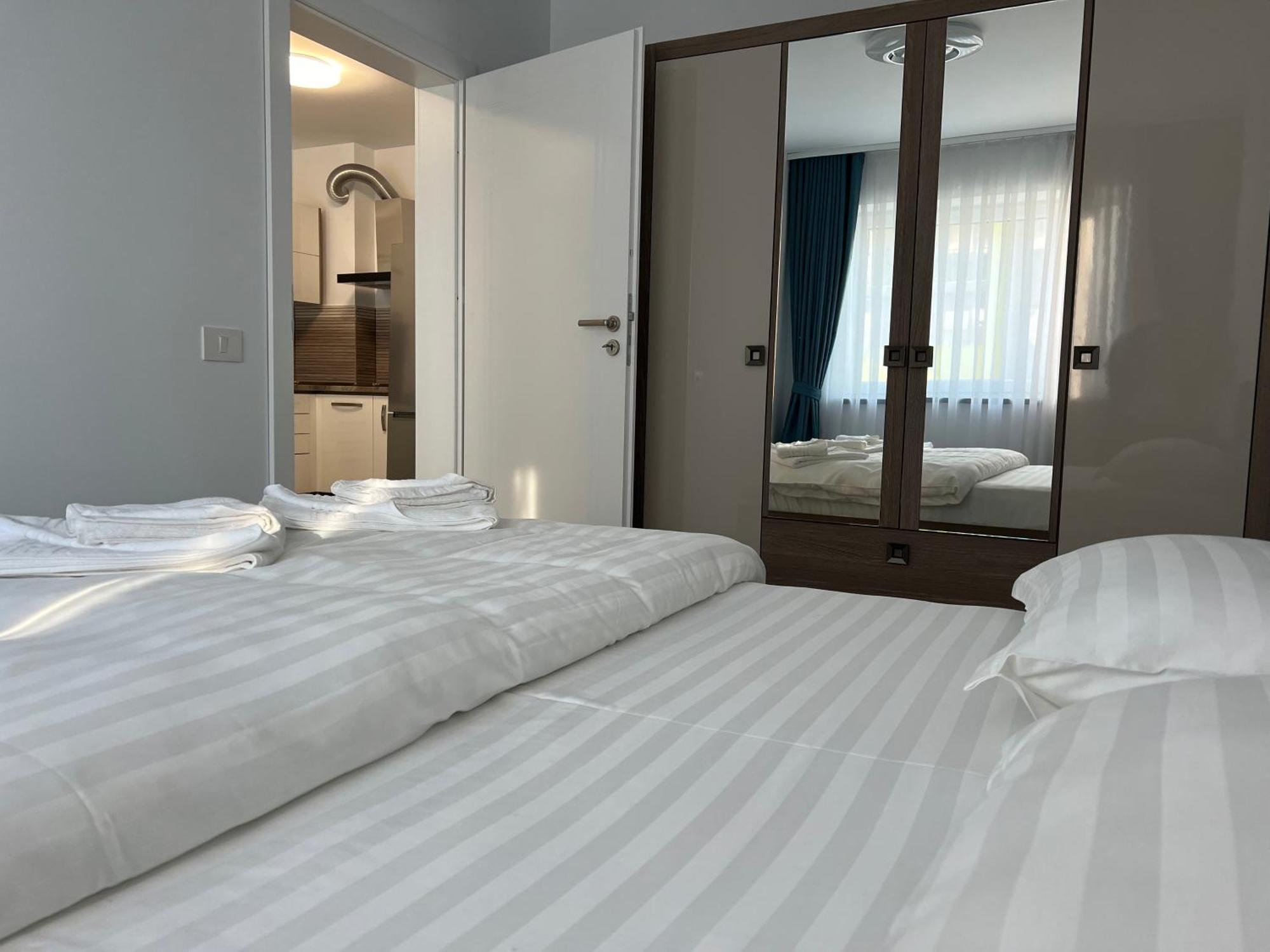 Royal Blue Property Oradea Ngoại thất bức ảnh